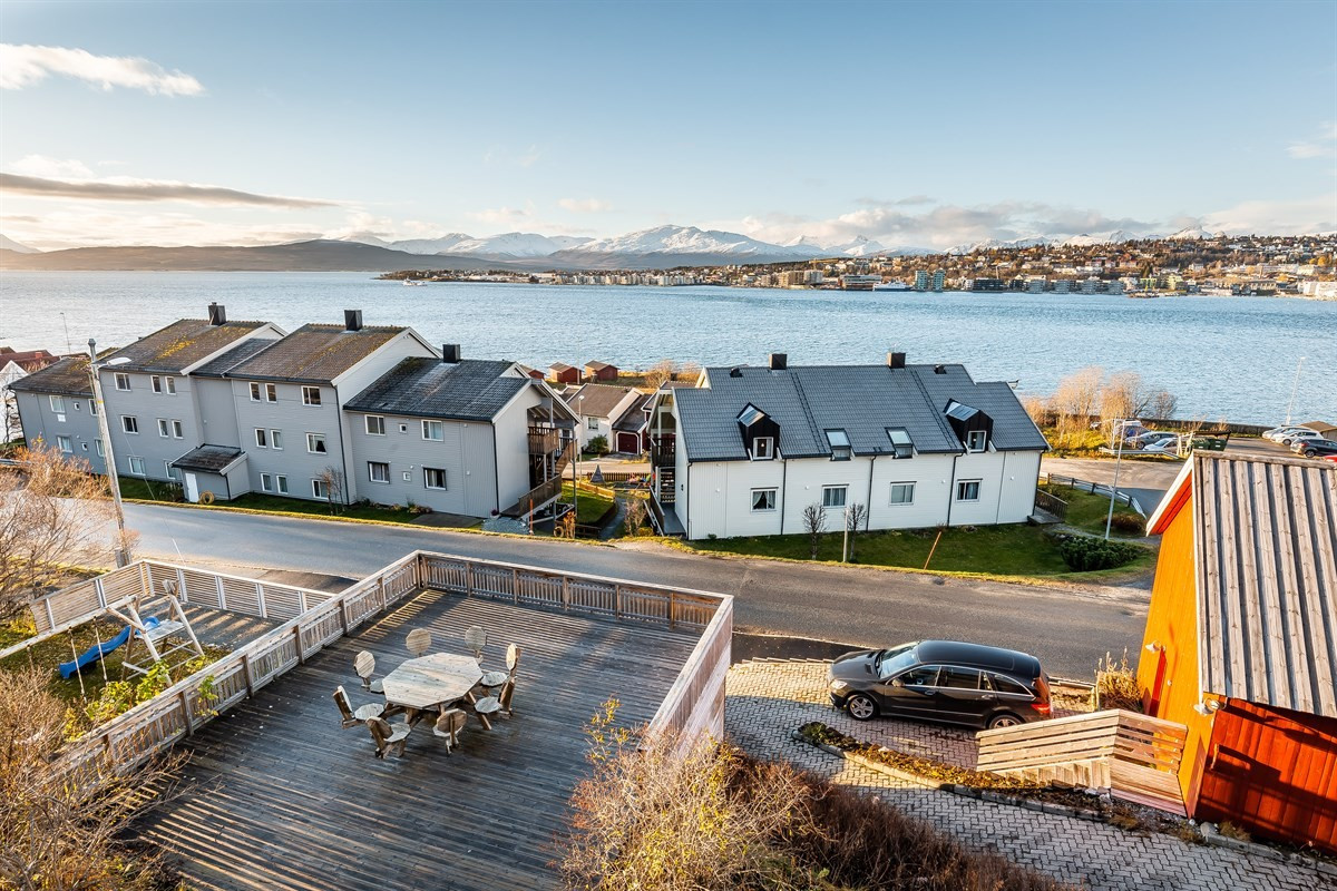 Flott vestvendt terrasse over dobbelgarasje hvor man kan nyte solen
