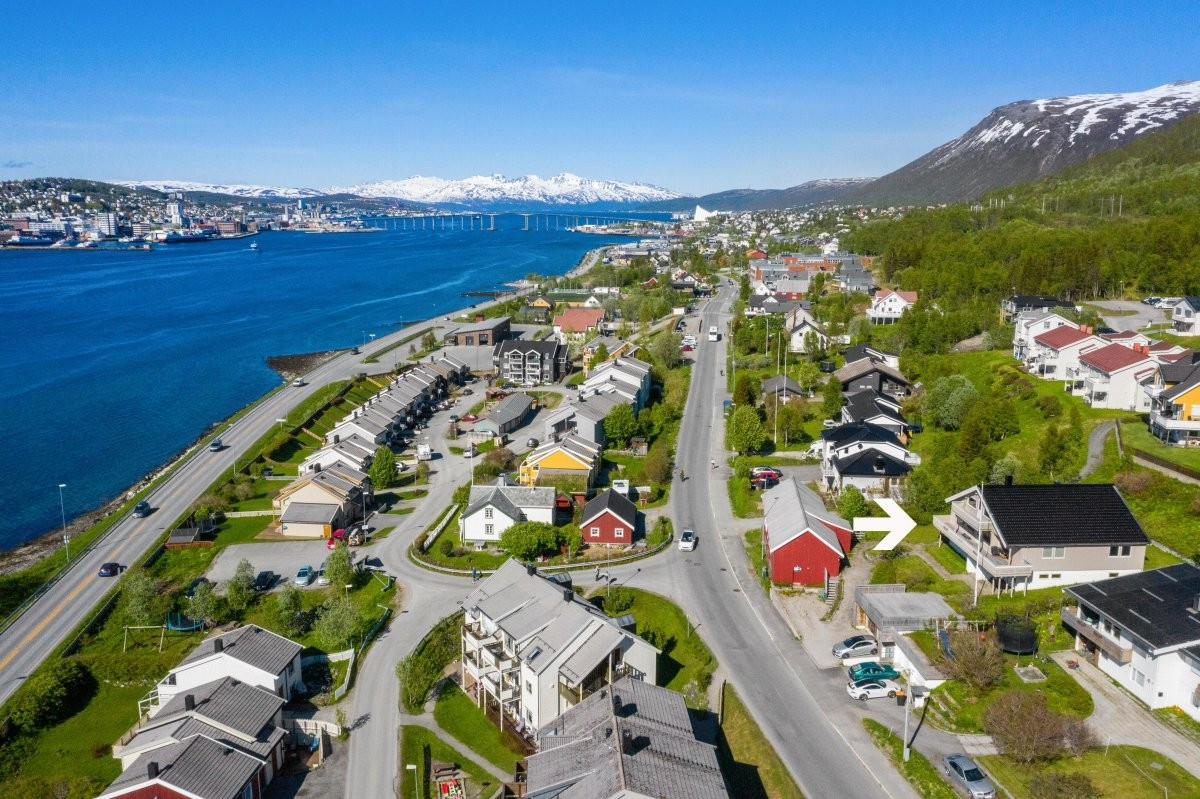 Stor vestvendt enebolig på Reinen