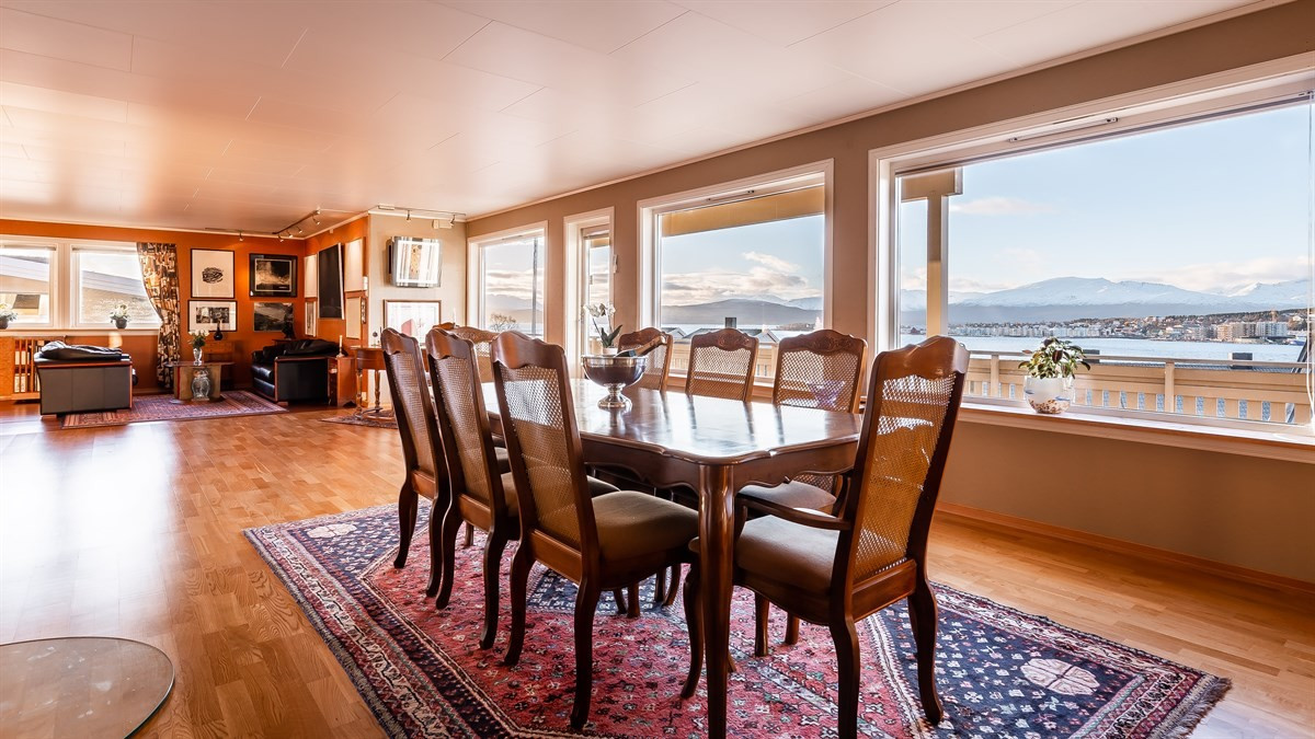 Fin utsikt fra spisestue mot sundet og innseilingen til Tromsø