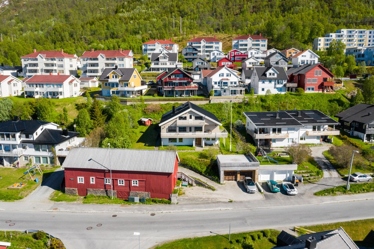 Dobbelgarasje i tillegg til god parkering på egen tomt