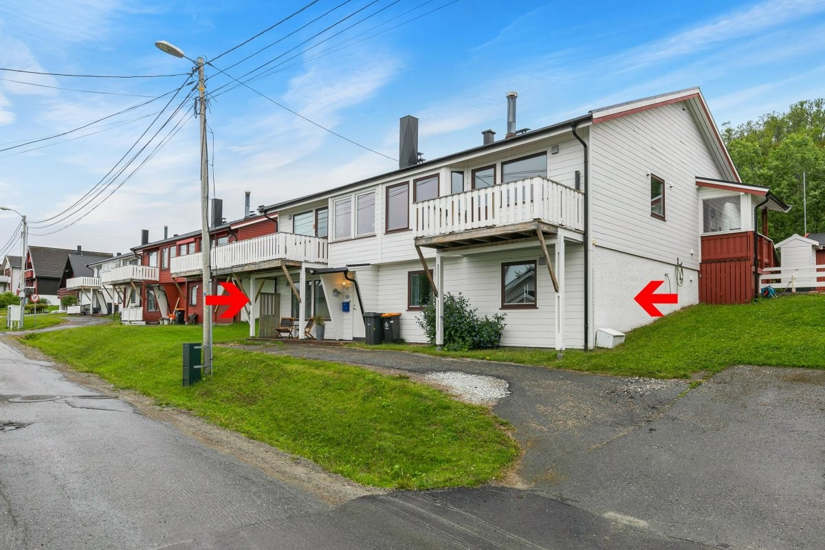 Fasade med oppstillingsplass