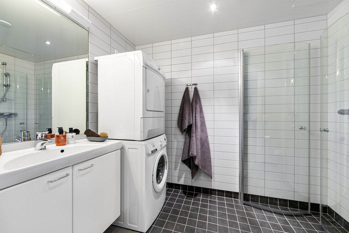 Romslig bad/wc med opplegg for vaskemaskin og tørketrommel Galleribilde