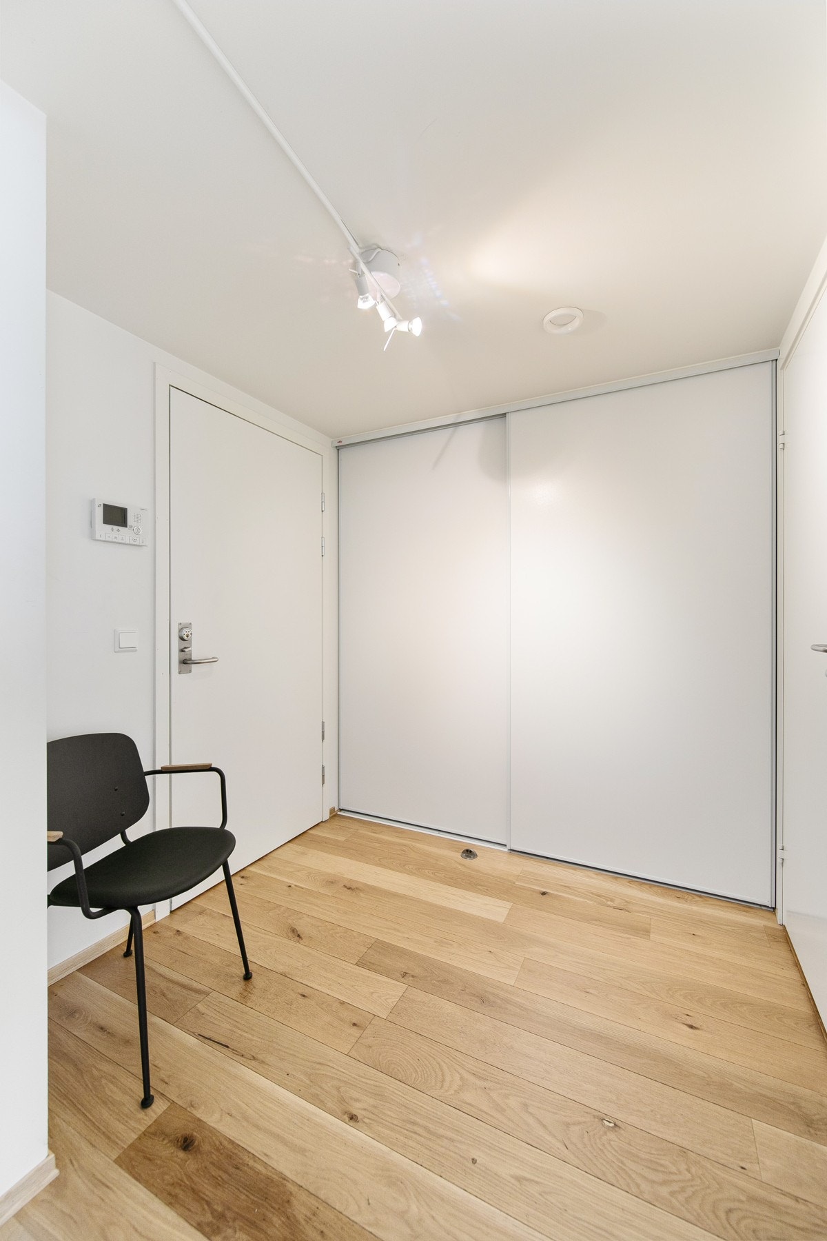 Praktisk skyvedørsgarderobe i entré/gang Galleribilde