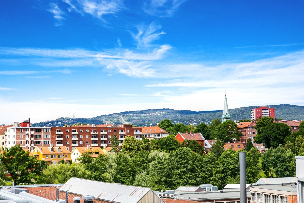 Akerselva er en kort spasertur unna med hyggelige og frodige omgivelser Galleribilde