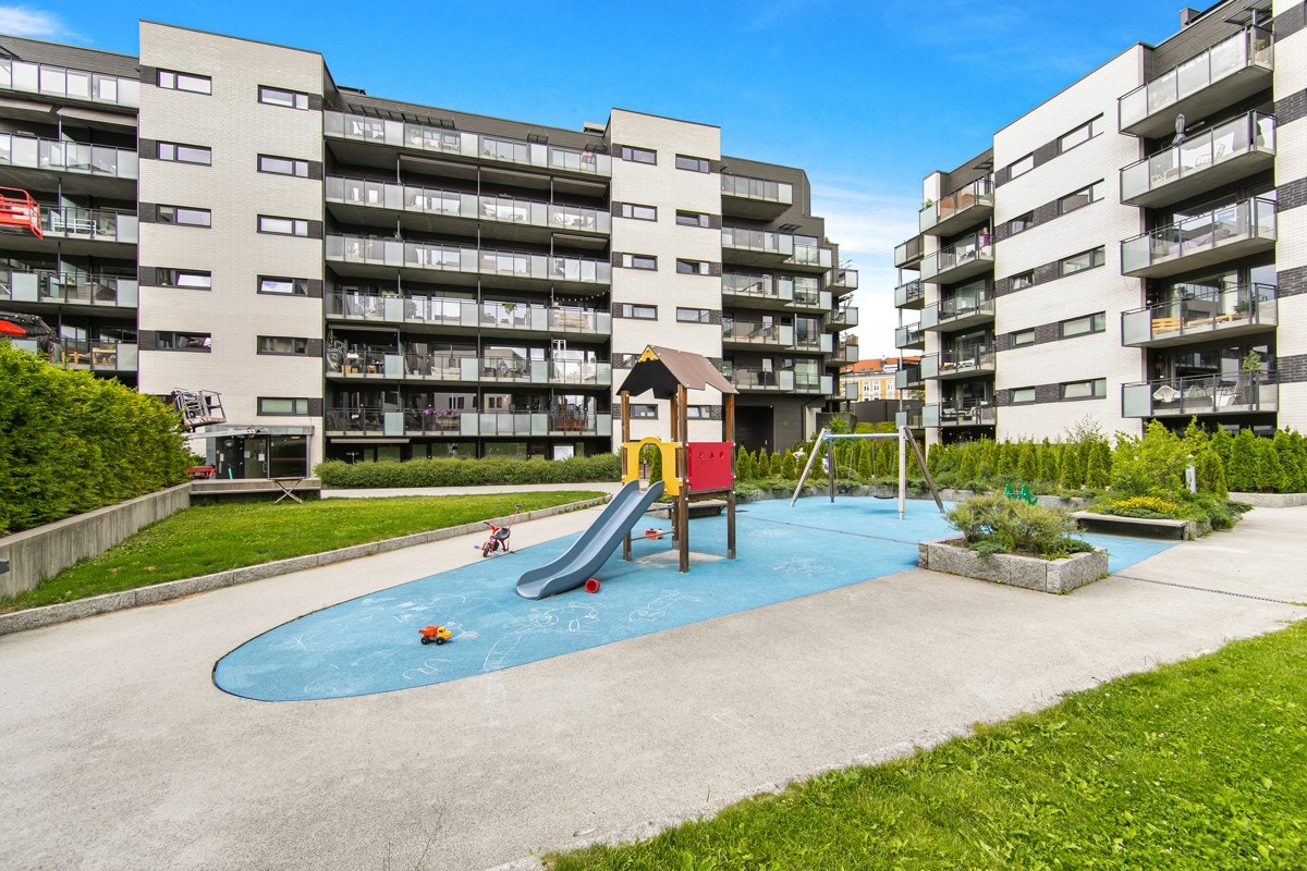 Bakgården til sameiet er pent opparbeidet med grøntarealer og sittegrupper Galleribilde