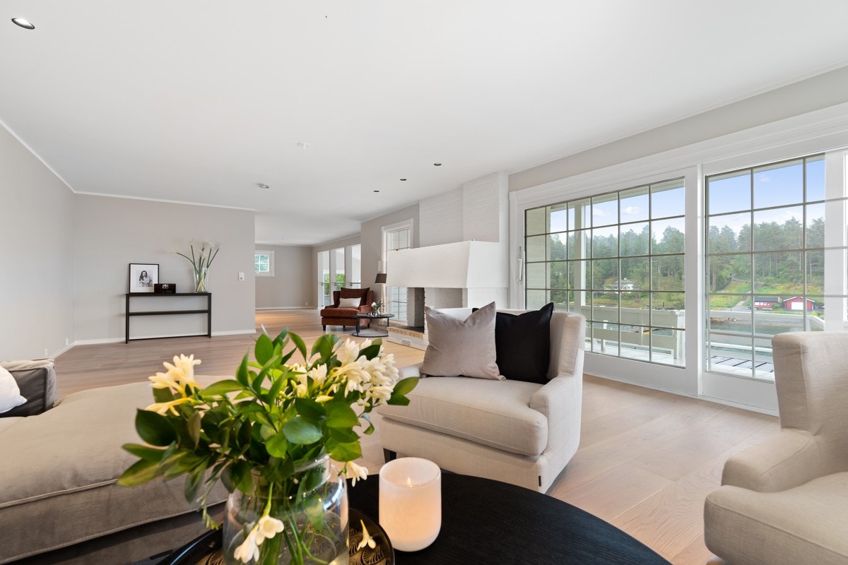 Stuens utforming og størrelse gjør den enkel å møblere. Galleribilde