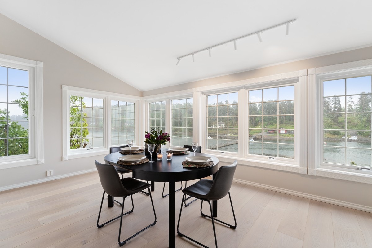 Store vindusflater som slipper inn den fantastiske utsikten over Vendelsundet. Galleribilde