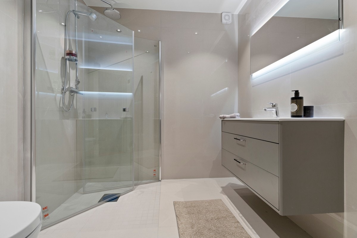 Delikat flislagt baderom i første etasje. Galleribilde