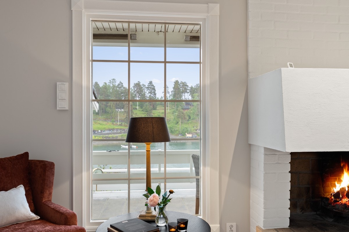 Det er god plass til flere sittegrupper i stuen. Galleribilde