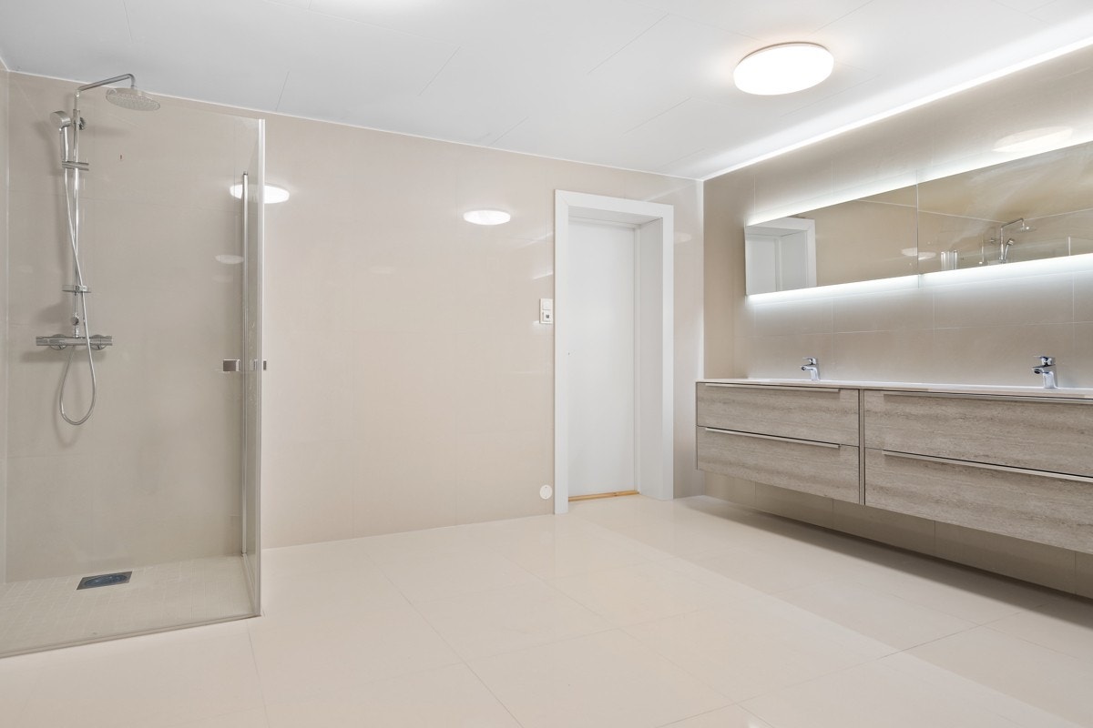 Badet er innredet med dobbel servant med god oppbevaringsplass i skuffeseksjon, dusjnisje, vegghengt klosett samt opplegg for badekar. Galleribilde