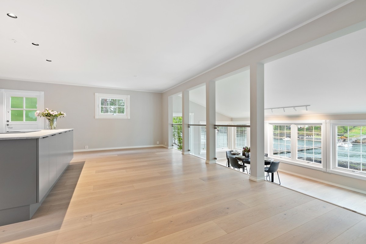 Spisestuen er i en halvetasje ned fra kjøkkenet. Galleribilde