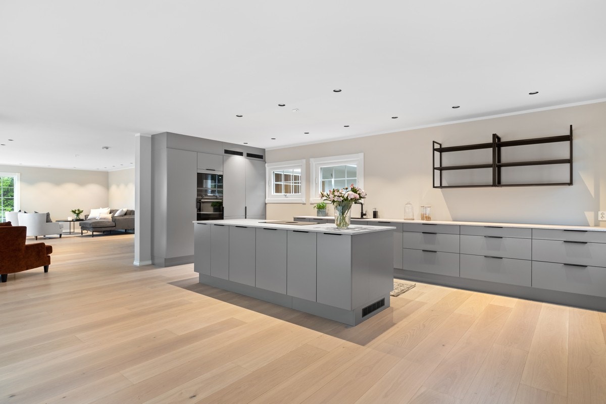 Stort kjøkken med moderne kjøkkeninnredning fra HTH. Galleribilde