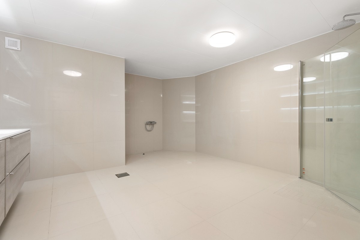 Stort, delikat flislagt bad i underetasjen. Galleribilde