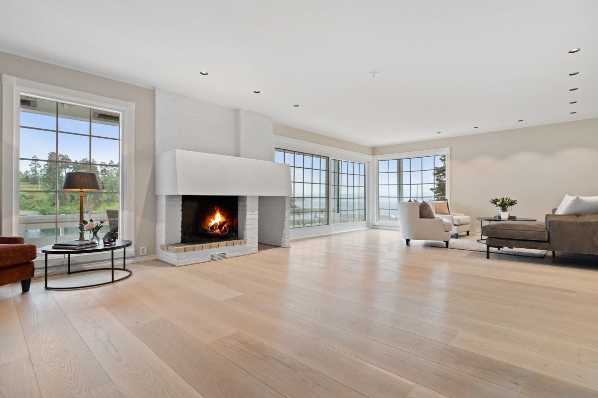 Stor stue med store vindusflater som slipper inn godt med naturlig lys. Galleribilde