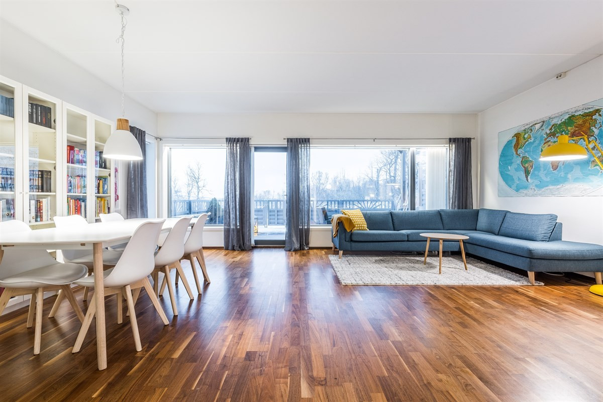 Romslig stue med god plass for spisebord