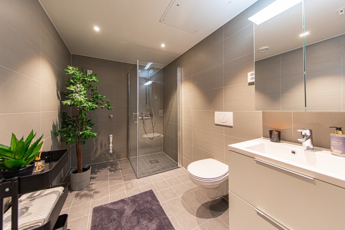 Badet i visningsleiligheten. E 303 har oppgradert til lysere fliser på vegg. Galleribilde
