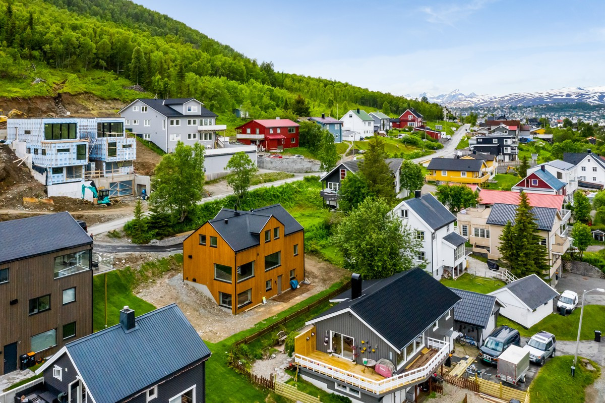 Boligen ligger rolig til i Tromsdalen, med kort vei til dagligvare, barnehage, skole og flotte turomårder innover i dalen
