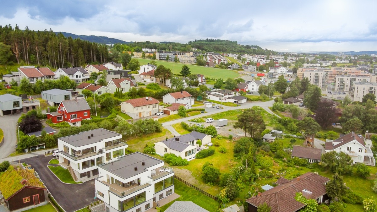En terrasse på hver sin side av boligen på 31 og 10 kvm lar deg ta maksimal utnytte av solstrålene.