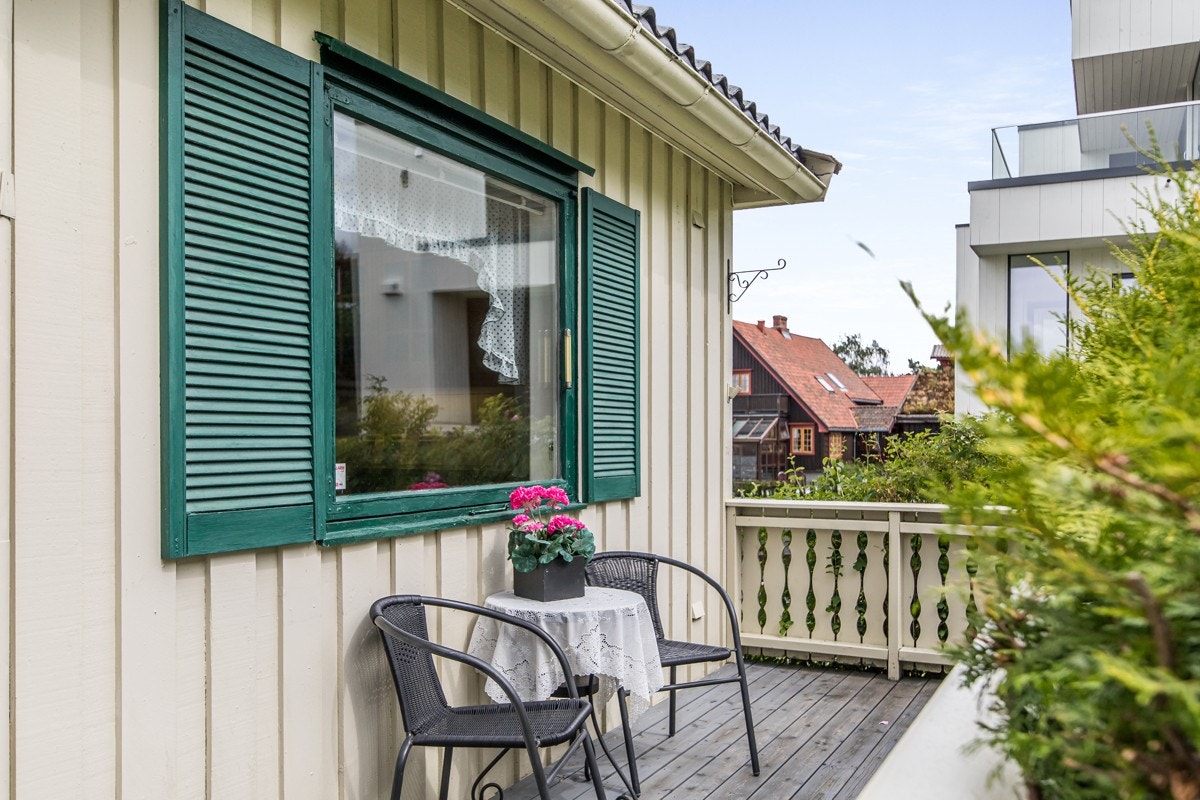 En velkomstterrasse på 10 trivelige kvm leder til adgangsseksjonen.