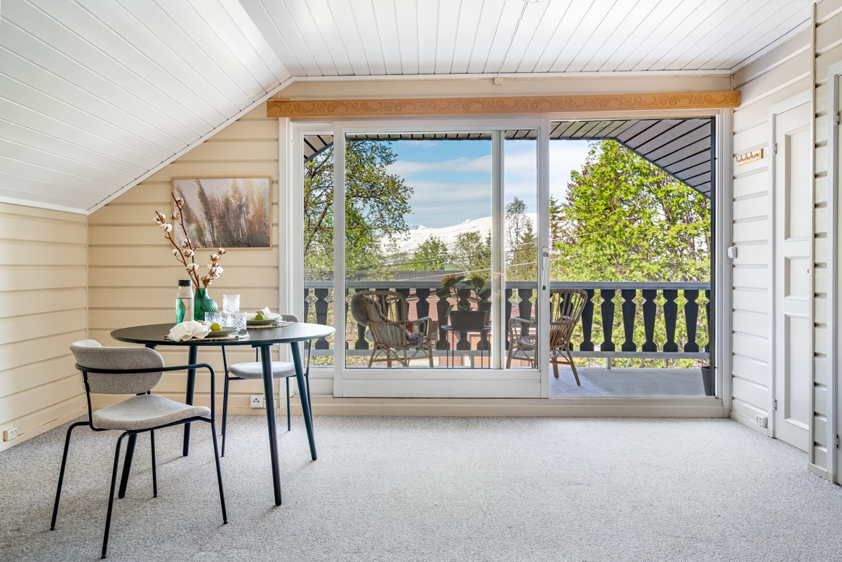 Store skyvedører til overbygd terrasse mot vest. Knekott langs begge sider av boligen med flere tilgangspunkter