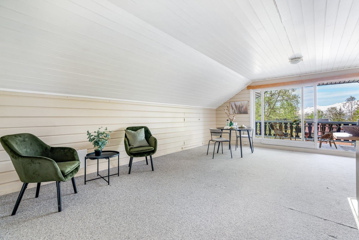 Stue i 2. etasje er innredet med kjøkken og er av god størrelse - utgang til overbygd terrasse