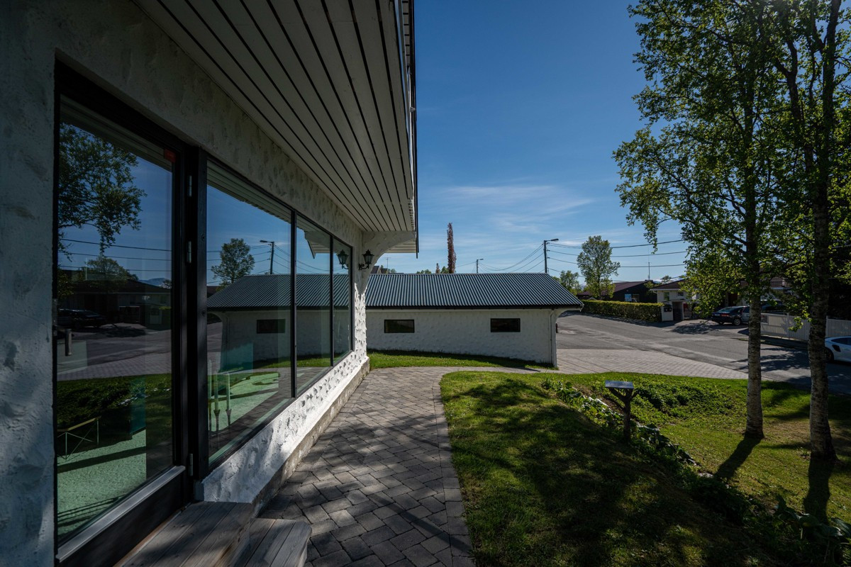 Fasade og hage