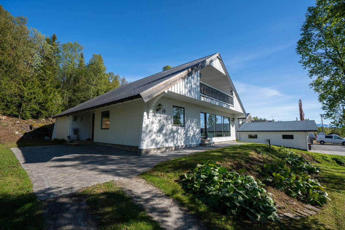 Det er oppstillingsplass til en bil på nordsiden av boligen, i tillegg til garasje og oppstillingsplass på sørsiden