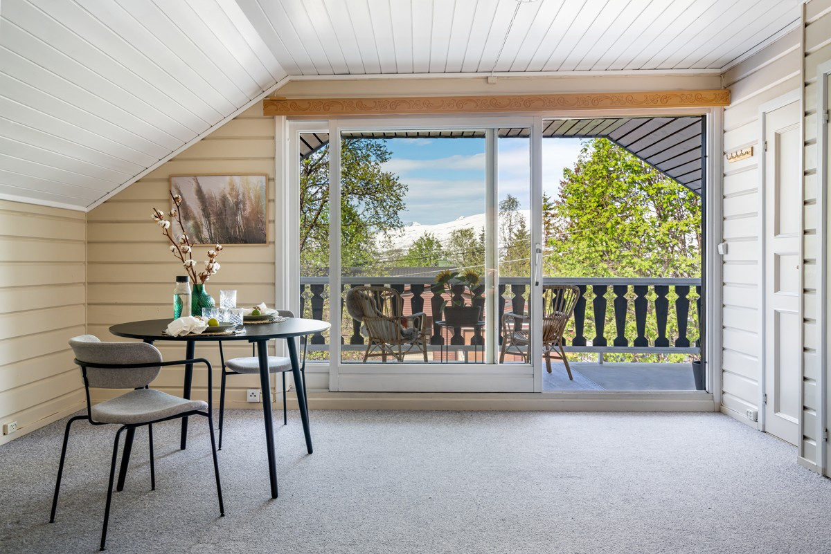 Store vindusflater gir rikelig med lysinnslipp