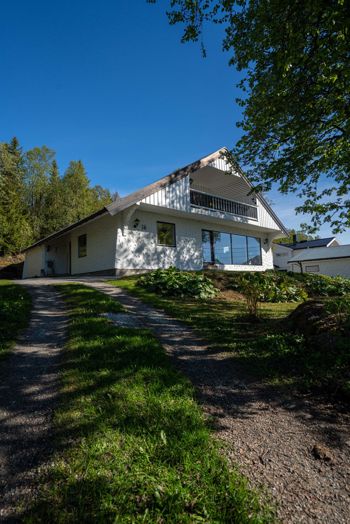 Fasadebilde med adkomstvei