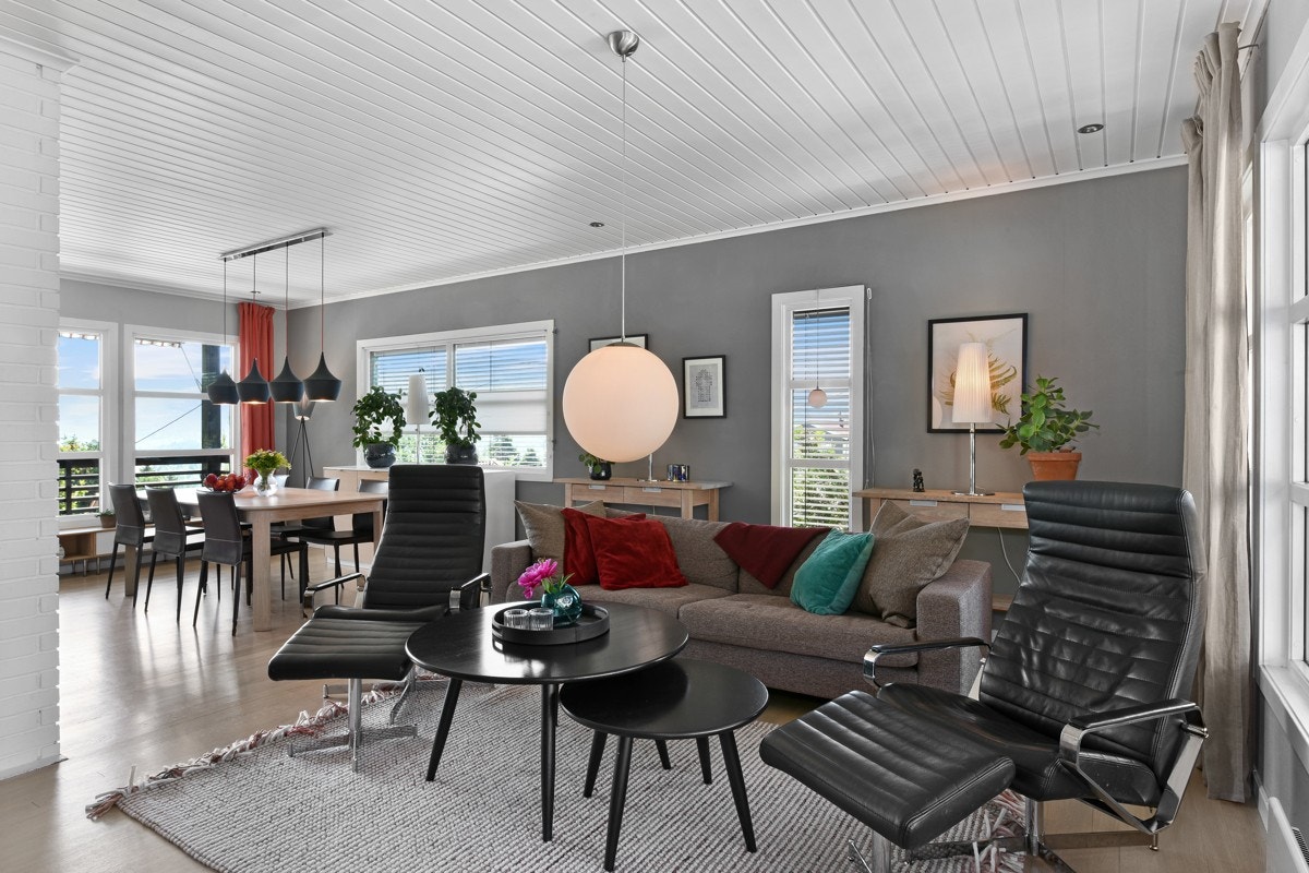 Gulvet har parkett og veggene er i mørke grått, pent kombinert med hvit takpanel. Galleribilde