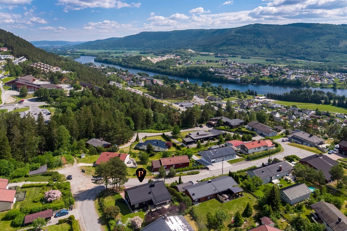 Eiendommen er solrik og byr fin utsikt mot Mjøndalsåsen. Galleribilde