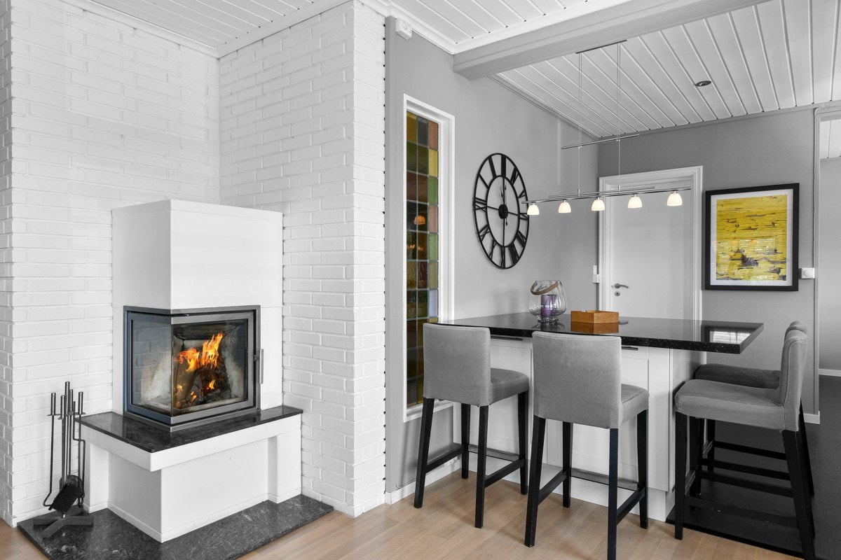 Det bys på ekstra hygge med fin peisinnsats i stuen. Galleribilde