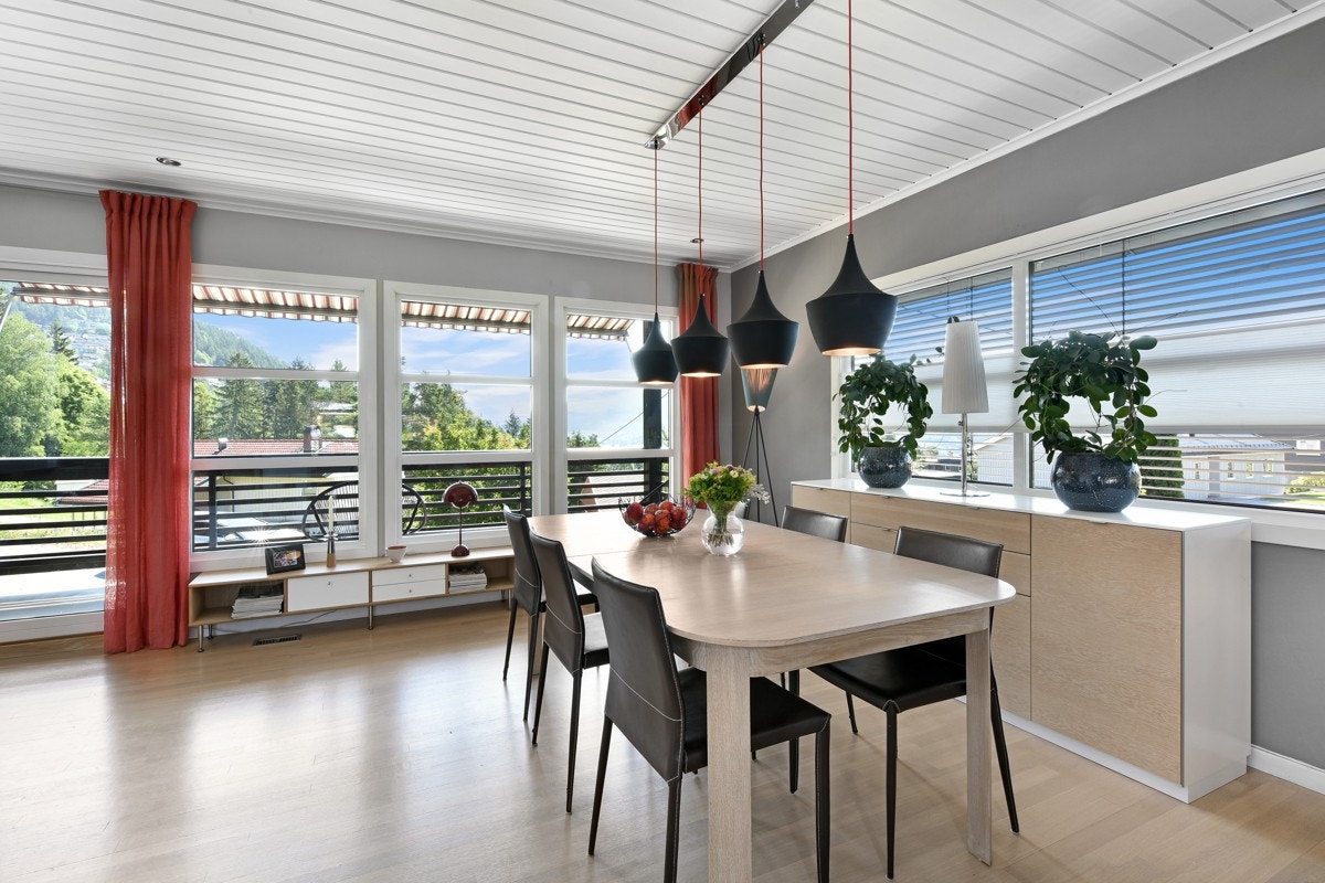 Stuen har også utgang til henholdsvis terrasse og balkong, og terrassen er mot vest. Galleribilde