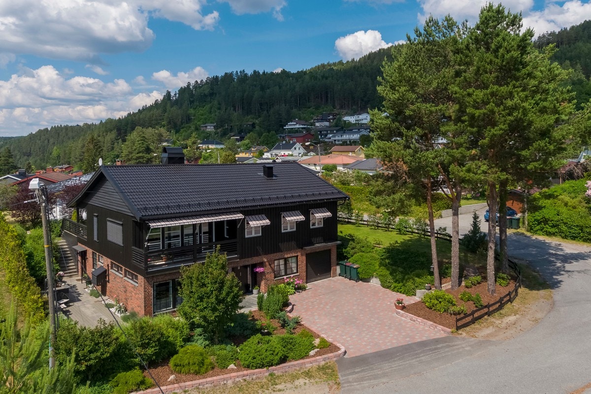 Eiendommen ligger i et rolig, attraktivt og barnevennlig boligområde i Krokstadelva. Galleribilde
