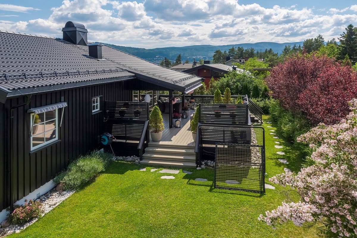 Utendørs er det vakkert med frodig beplanting, nyere, stor terrasse mot vest og andre uteplasser. Galleribilde