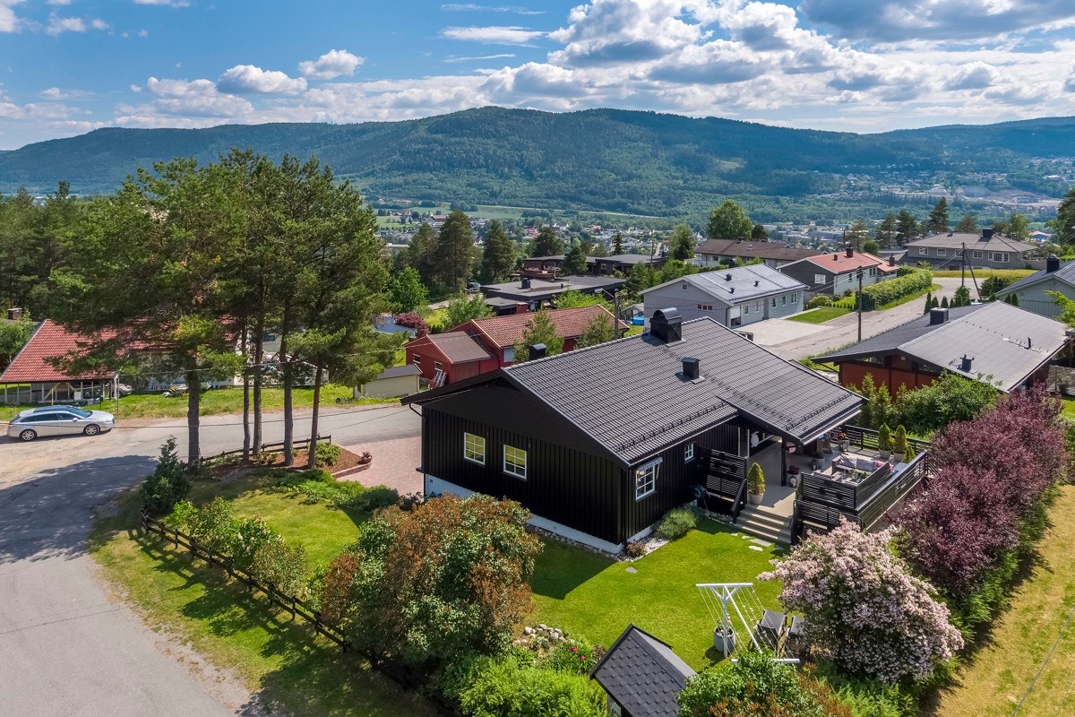 Boligen ligger på en hjørnetomt i et meget barnevennlig område. Galleribilde