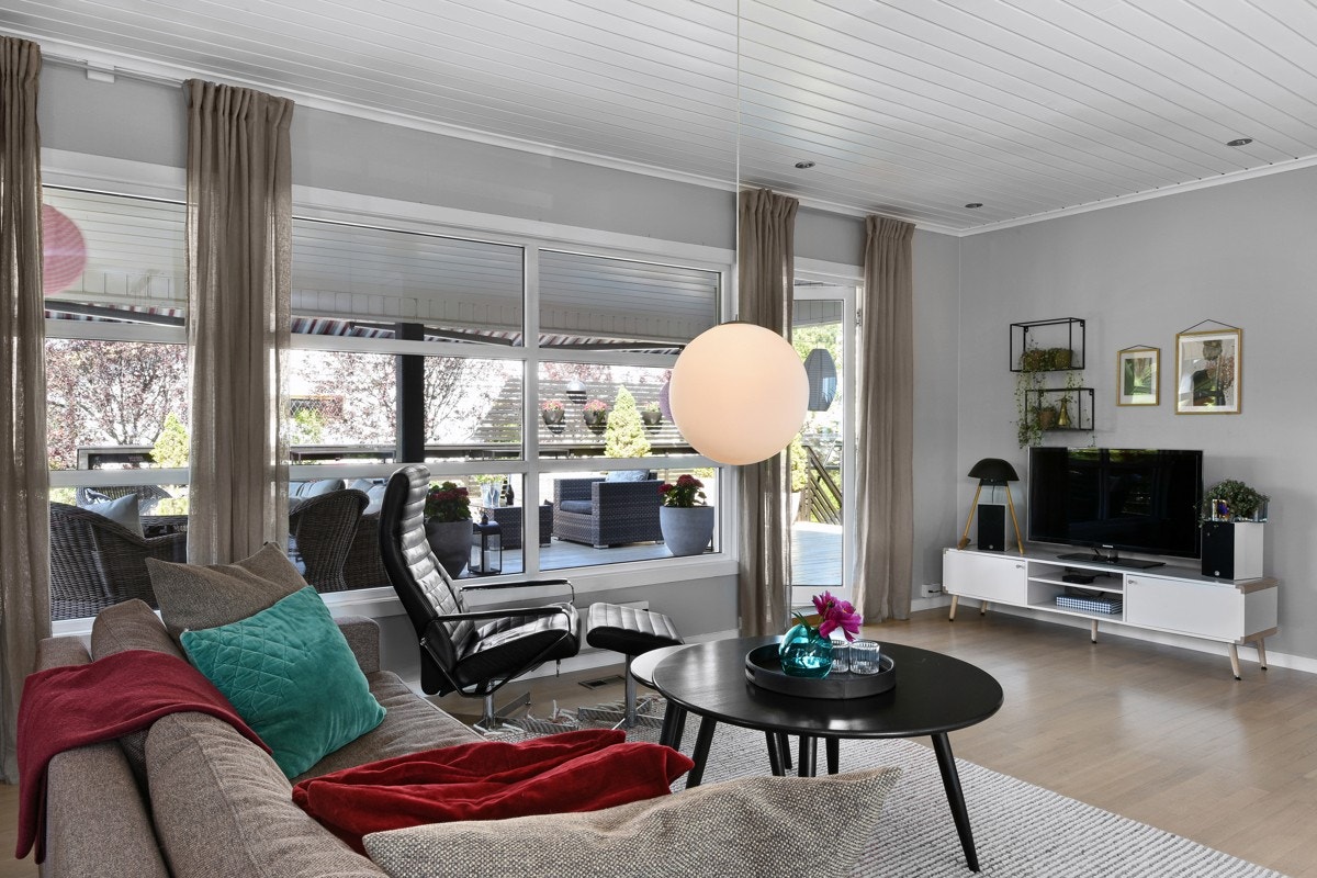 Det er god plass til både TV-stue og spisestue i denne boligen. Galleribilde