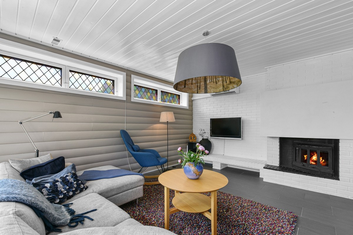 Stuen varmes opp med varmepumpe og har peisovn for ekstra hygge. Galleribilde