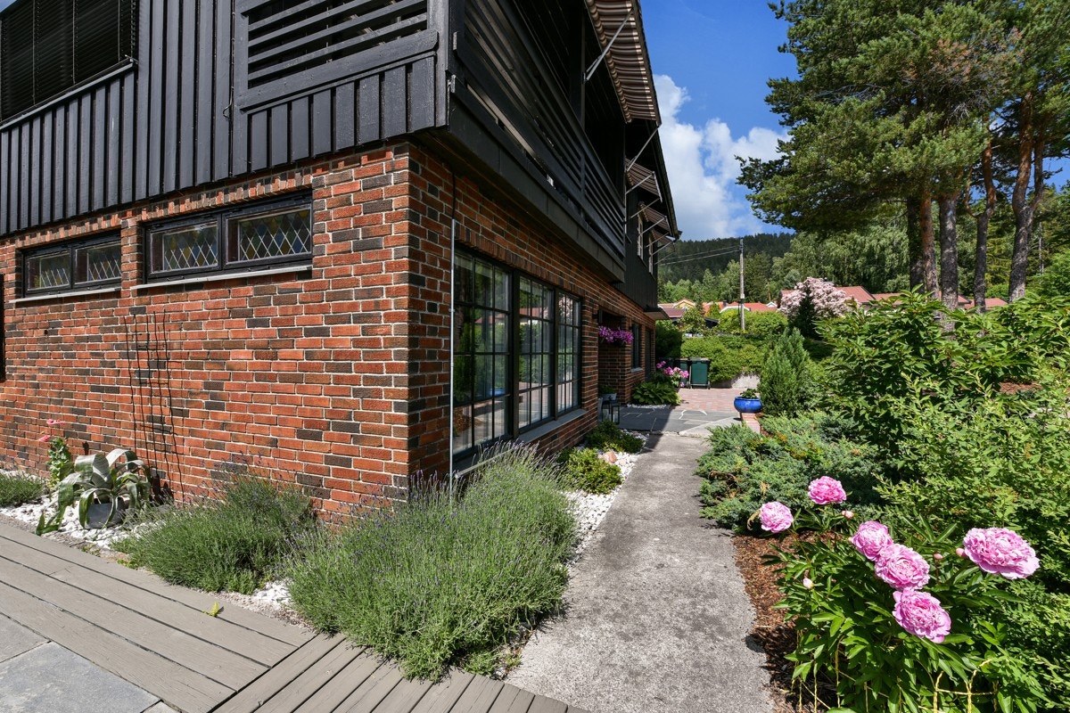 Her er det heller, blomsterbed, naturstein og frodige vekster som blomstrer i ulike faser gjennom sommeren. Galleribilde