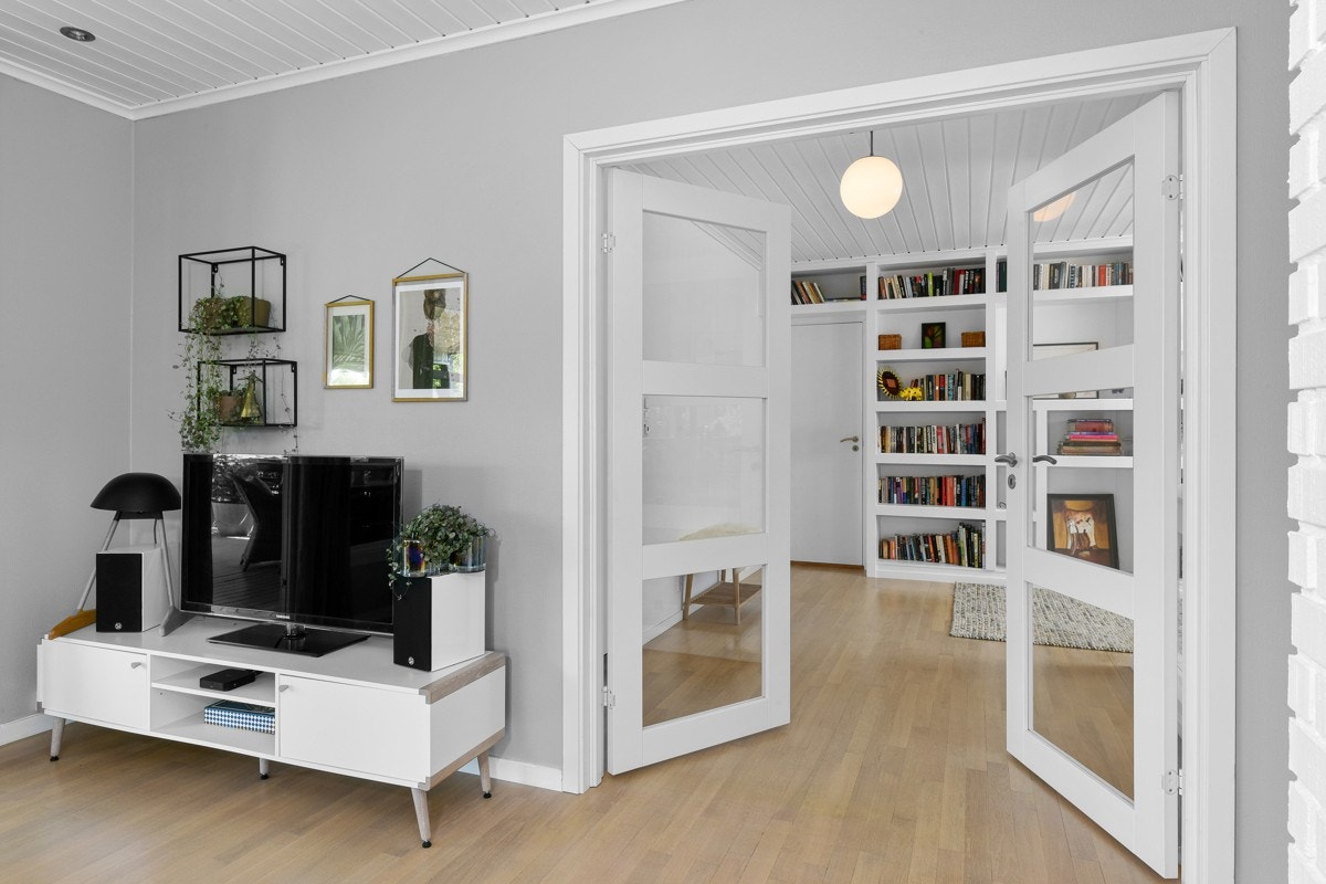 Tofløyet glassdør mellom gangen og stuen. Galleribilde