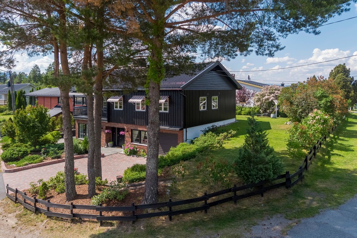 Tomten er opparbeidet med frodige vekster som blomstrer i ulike faser gjennom sommeren. Galleribilde