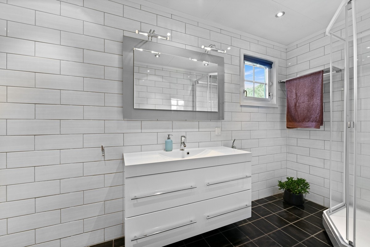 Boligen har et pent bad, et romslig vaskerom og et oppusset wc-rom. Badet i 1.etg. ble rehabilitert 2008 og har sorte gulvfliser med gulvvarme, hvite fliser på veggene og downlights i taket. Av innredningen finnes servantseksjon og speil med overlys. Galleribilde