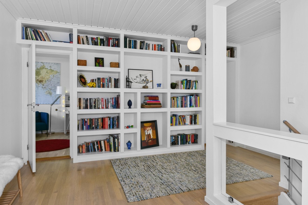 Plassbygget hyller i gangen. Galleribilde