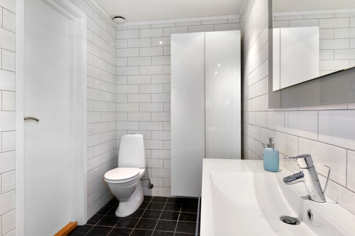 Rommet har for øvrig høyskap, toalett og et dusjkabinett med rainshower. Det er mulighet for badekar om ønskelig. Galleribilde