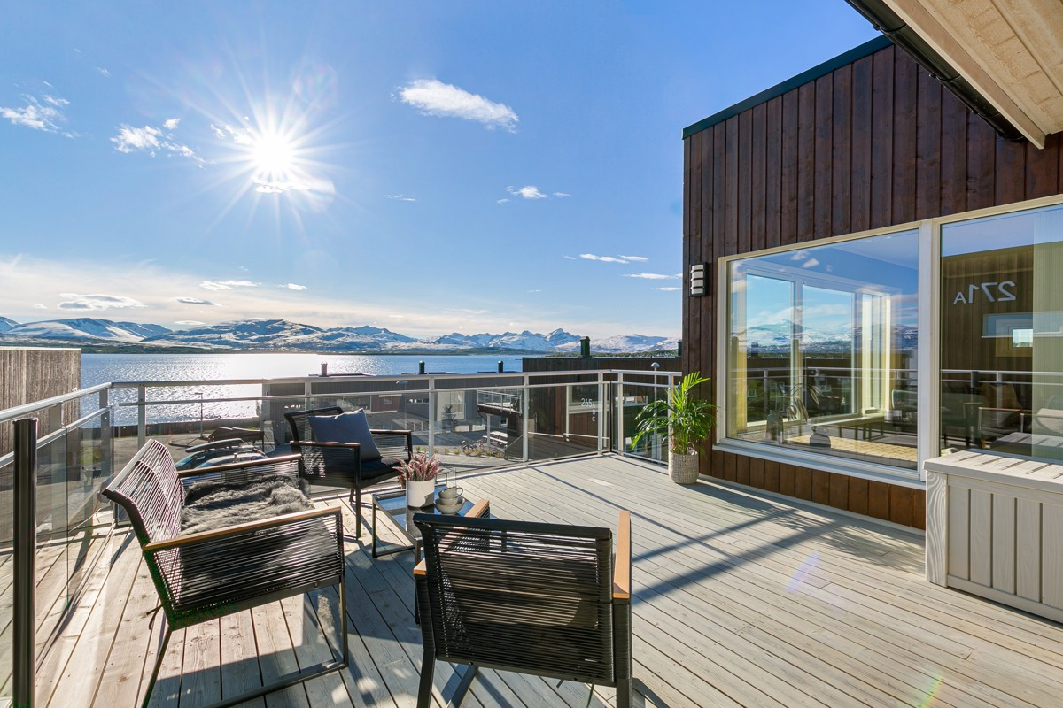 Sørvestvendt terrasse med flott utsikt