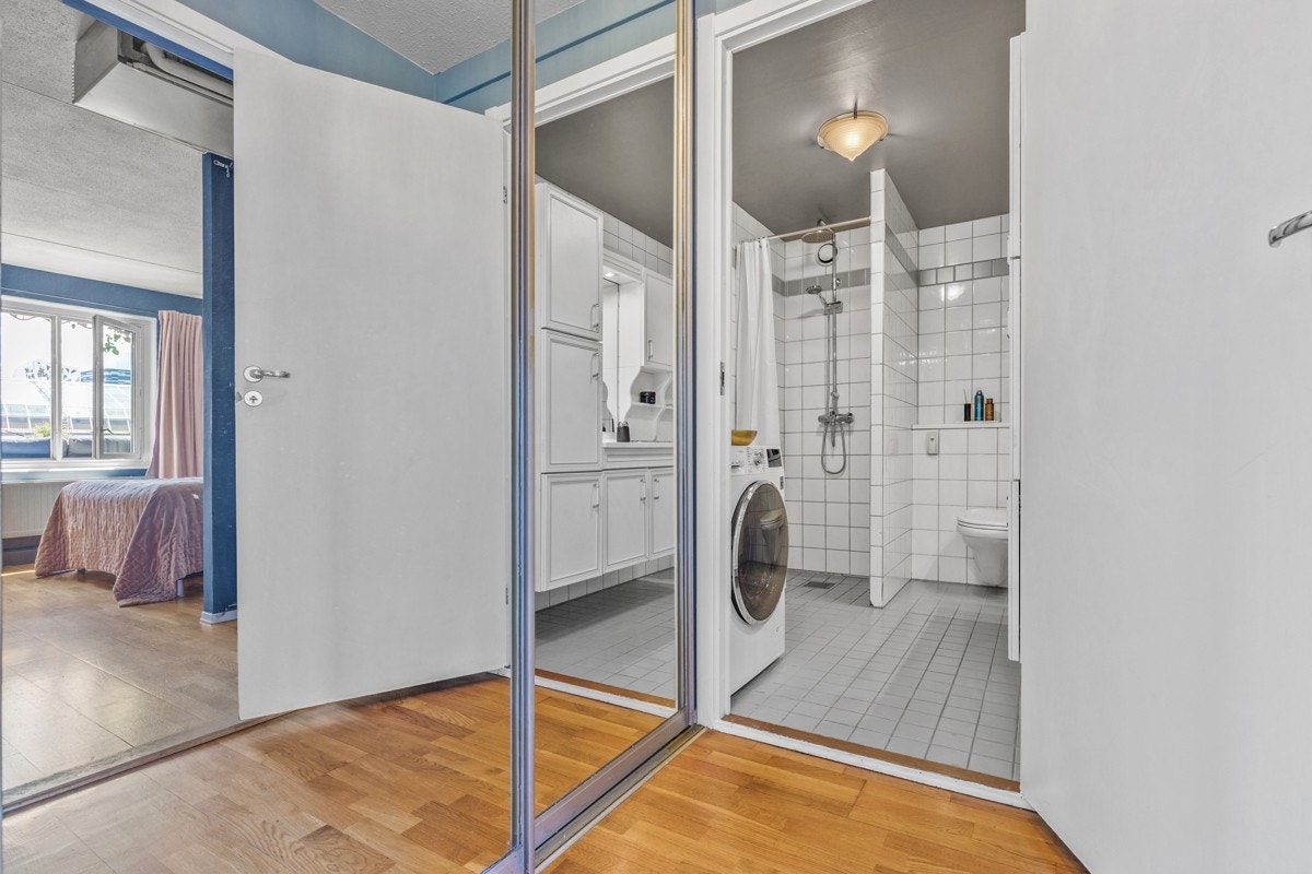 I entréen så har praktisk skyvedørsgarderobe, som gir deg gode oppbevaringsmuligheter. Galleribilde