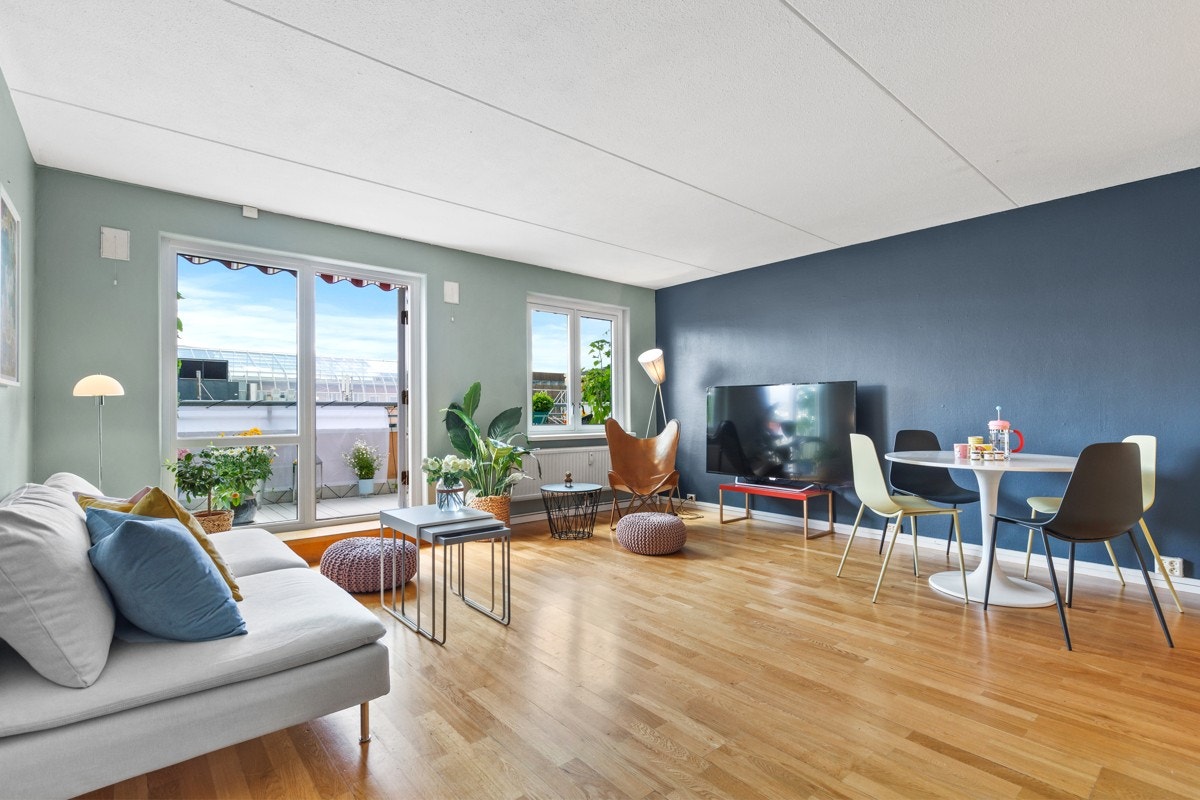 Rommets størrelse gjør at du har god plass til sofagruppe, spisegruppe og tilhørende mediemøblement. Galleribilde