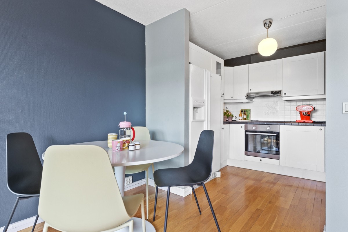 Praktisk kjøkkenløsnining med integrert oppvaskmaskin og komfyr. Galleribilde