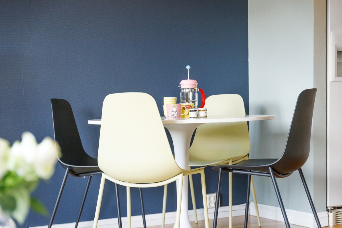 Spiseseksjonen fungerer som en sonedeler og finner sin naturlige plass mellom stue og kjøkken. Galleribilde