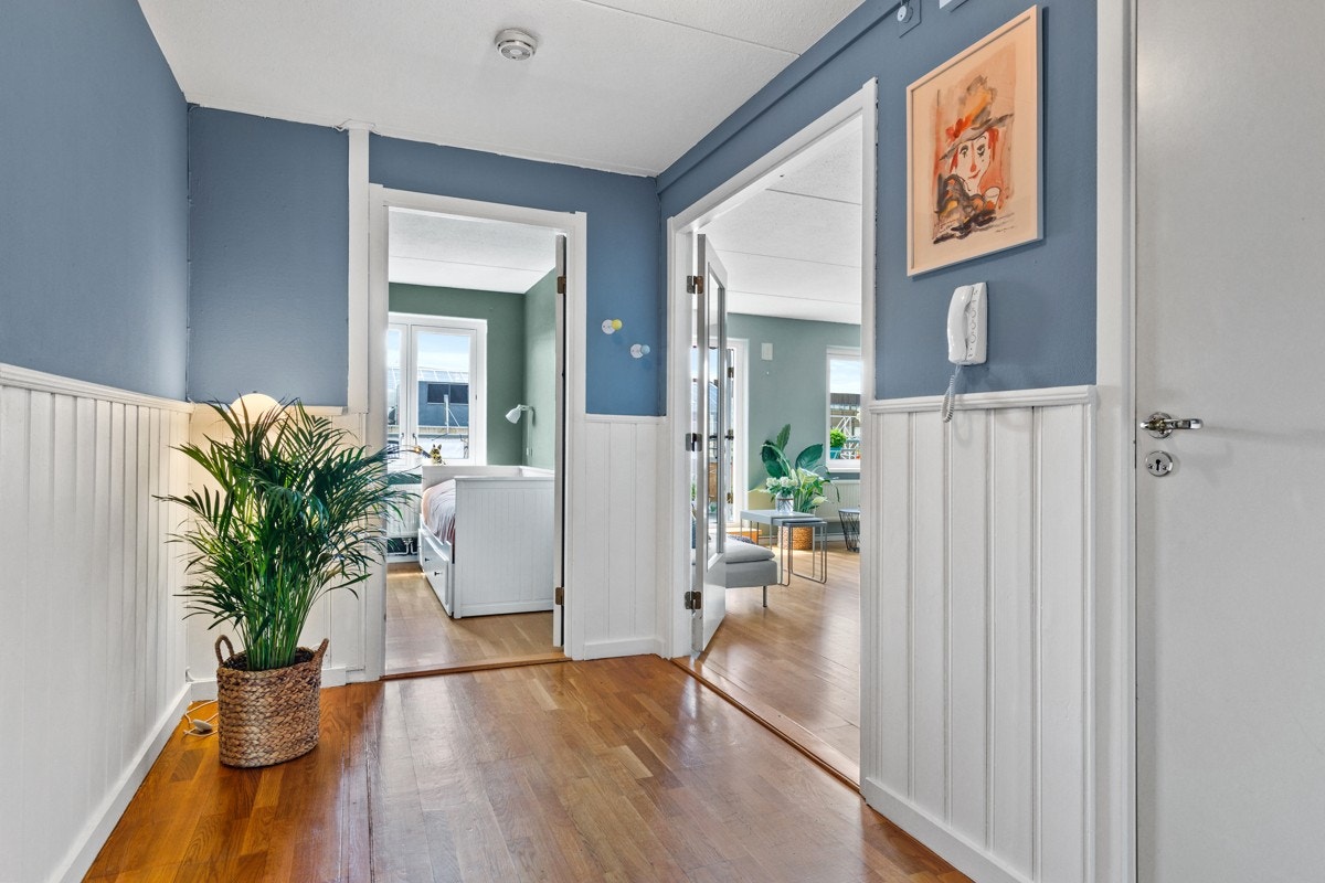 Fra entréen har du umiddelbar tilgang til alle leilighetens rom. Galleribilde